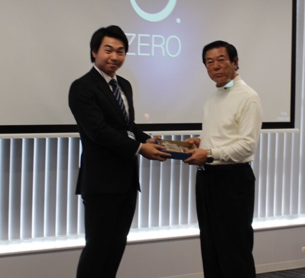 卒業記念盾の授与